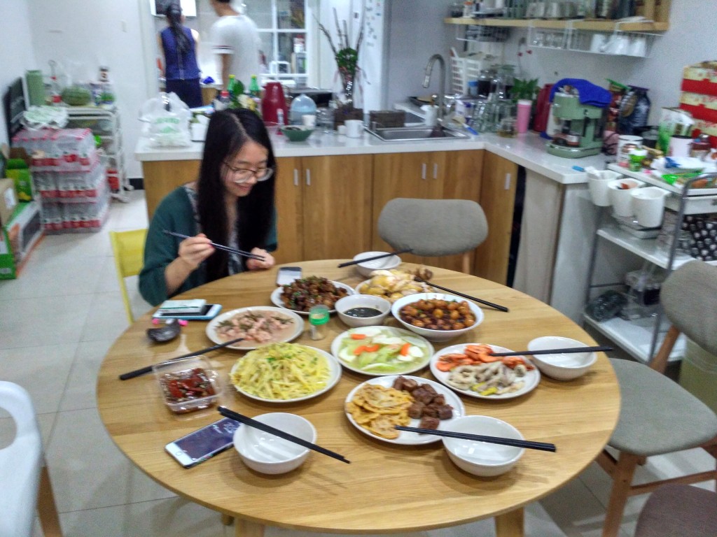 On Friday night some of Sanshui's friends came over and helped prepare this Hangzhou-style feast. An entire duck, entire chicken, quail eggs, potatoes, meat and vegetable soup, Longjin Tea shrimp, Yangmei (fruit), mango ice cream. WHAAA I even had some successful dinner conversations with the guests.