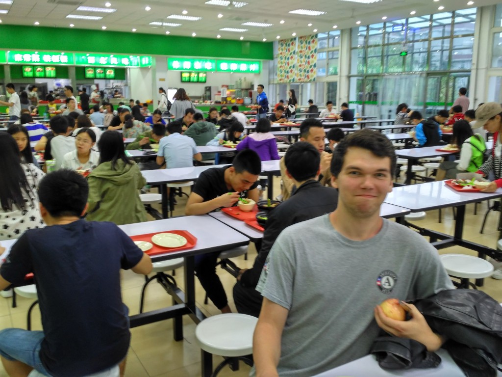 Cody在青岛大学(中国学生)餐厅 Cody at the Qingdao University (Chinese student) cafeteria