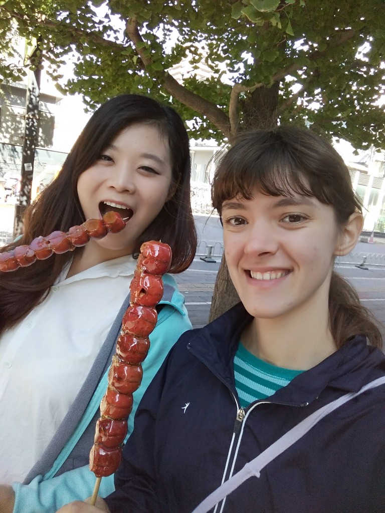 在798我跟越一起吃了糖葫芦 Yue and I ate Tanghulu (a kind of candied fruit) together