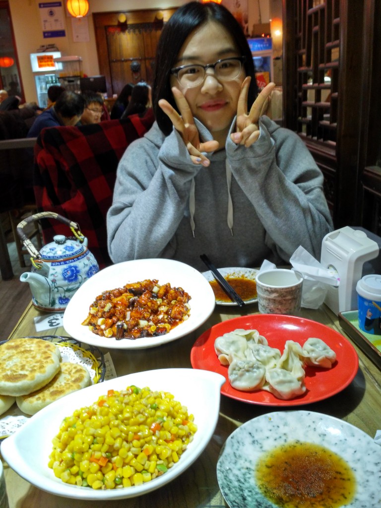 跟Bella一起吃了晚饭 Eating dinner with Bella